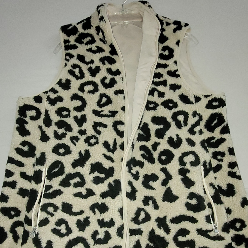 Euc cheeta Zip front vest with pockets